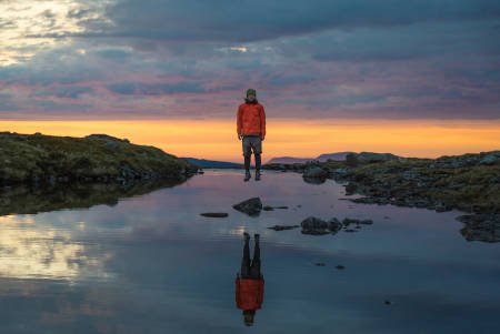 SELVPORTRETT: Stian Aadland er både motiv og fotograf av dette bildet, som også bærer coveret til UTEs høstnummer. Foto: Stian Aadland
