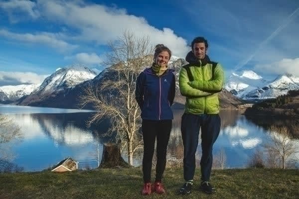 FJELL OG GRØNNSAKER: De nyinnflyttede verdensstjernene har funnet seg sitt lille paradis i en fjord på Vestlandet. Foto: Matti Bernitz Pedersen