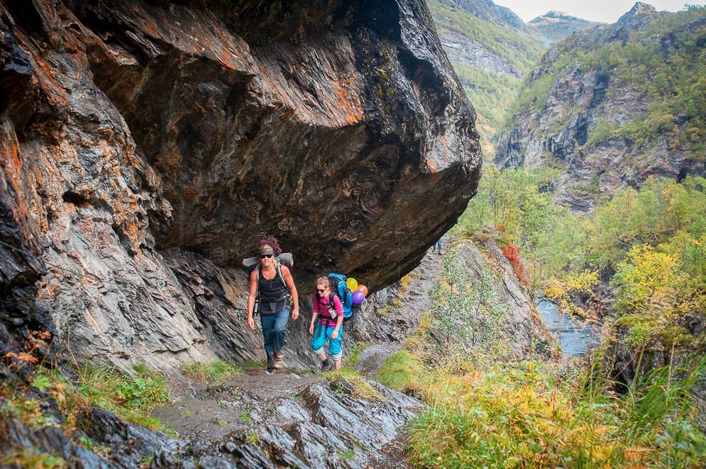 Tett på: For mange år siden ble stein sprengt vekk der det var vanskelige partier å passere i dalen. Stiene i dalen har derfor forandret seg mye gjennom tidene. Foto: Marte Stensland Jørgensen