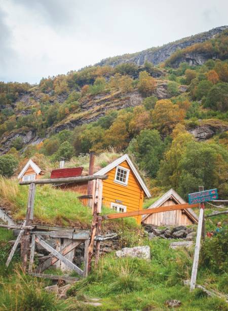 Det lille gårdsbruket Sinjareheim er et høydepunkt på veien. Det er ikke bare tusenvis av turister som har vært innom plassen, Svartedauden var her og tok med seg alle beboerne. Rundt gården er det gjel, juv og brusende fosser på alle kanter. Foto: Marte Stensland Jørgensen