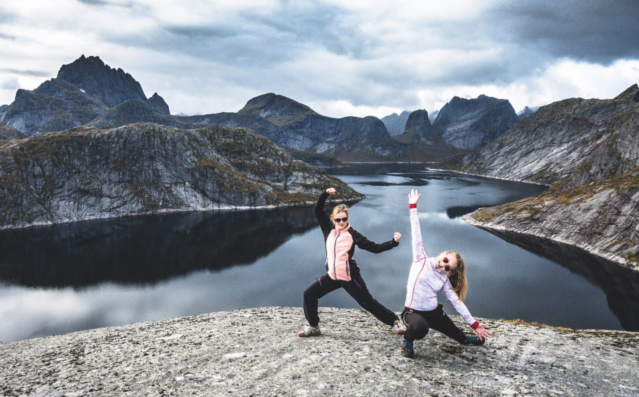 TEKOPPSTETTEN: Landskapet rundt Lofotens største innsjø er heftig. Her er Nikoline (til venstre) og Eline snart på toppen av Tekoppstetten. Foto: Jon Olav Larsen