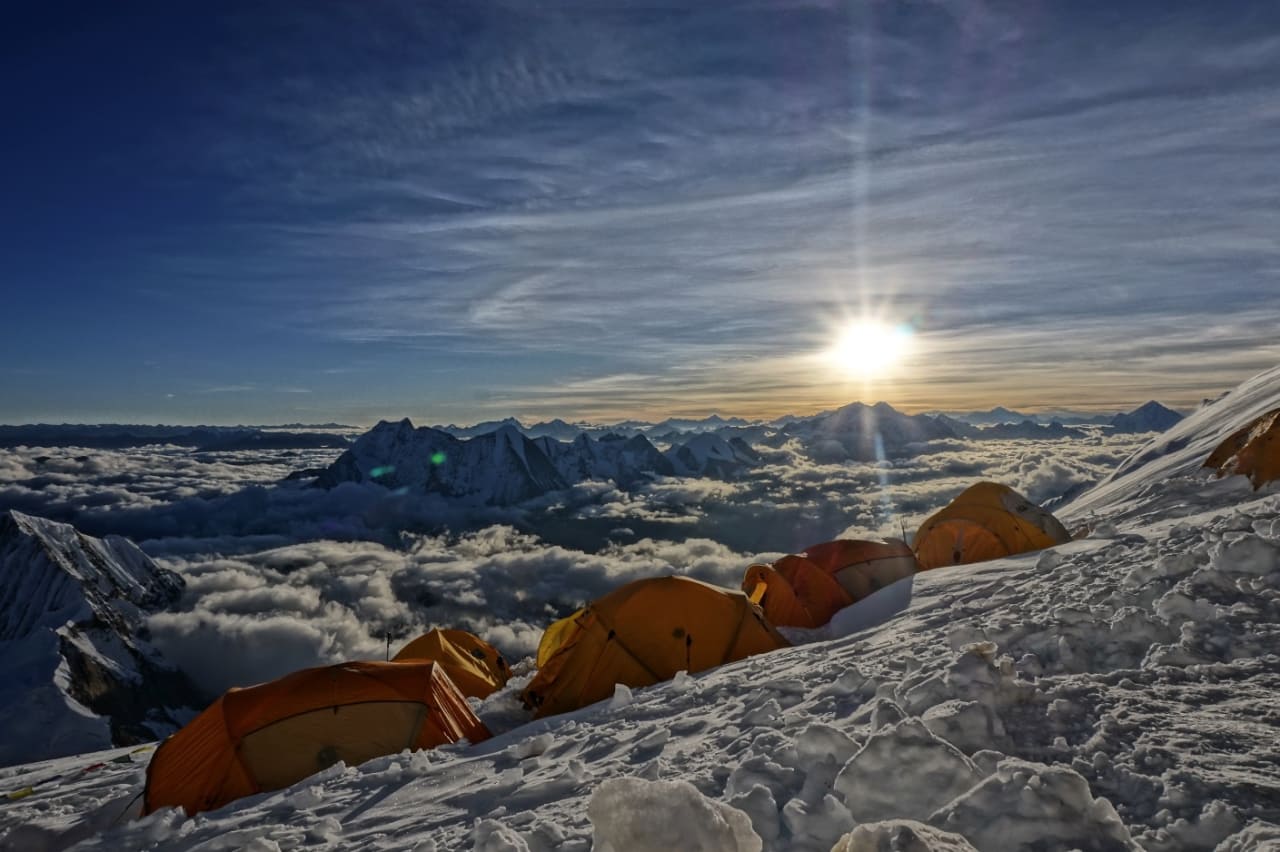 HER OPPE: Utsikt ifrå 6700 meter gjer flokane i håret større og solbrunekinn lykkelege! Blanke auge glitrar mot himmel, velvitande og takknemlig å få driva med det ein elskar!