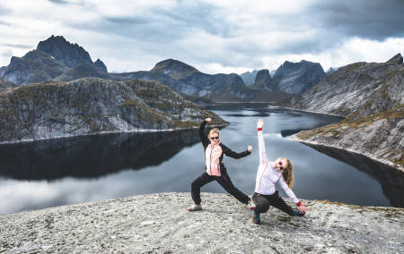 FJELLTUR: Høstferie gir tid til å gjøre noe annet. To fornøyde venninner på toppen av Tekoppstetten i Lofoten. Foto Jon Olav Larsen