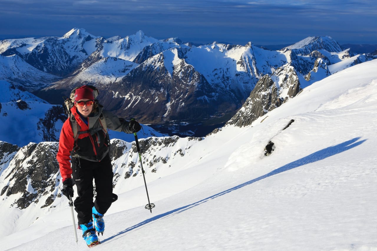 POPULÆRT SKIFJELL: Grøtdalstind på Sunnmøre gir spektakulær skikjøring, men på visse dager bytter vi ut ski med isøks og stegjern den siste delen. Foto: Tor Halvor F. Botnen