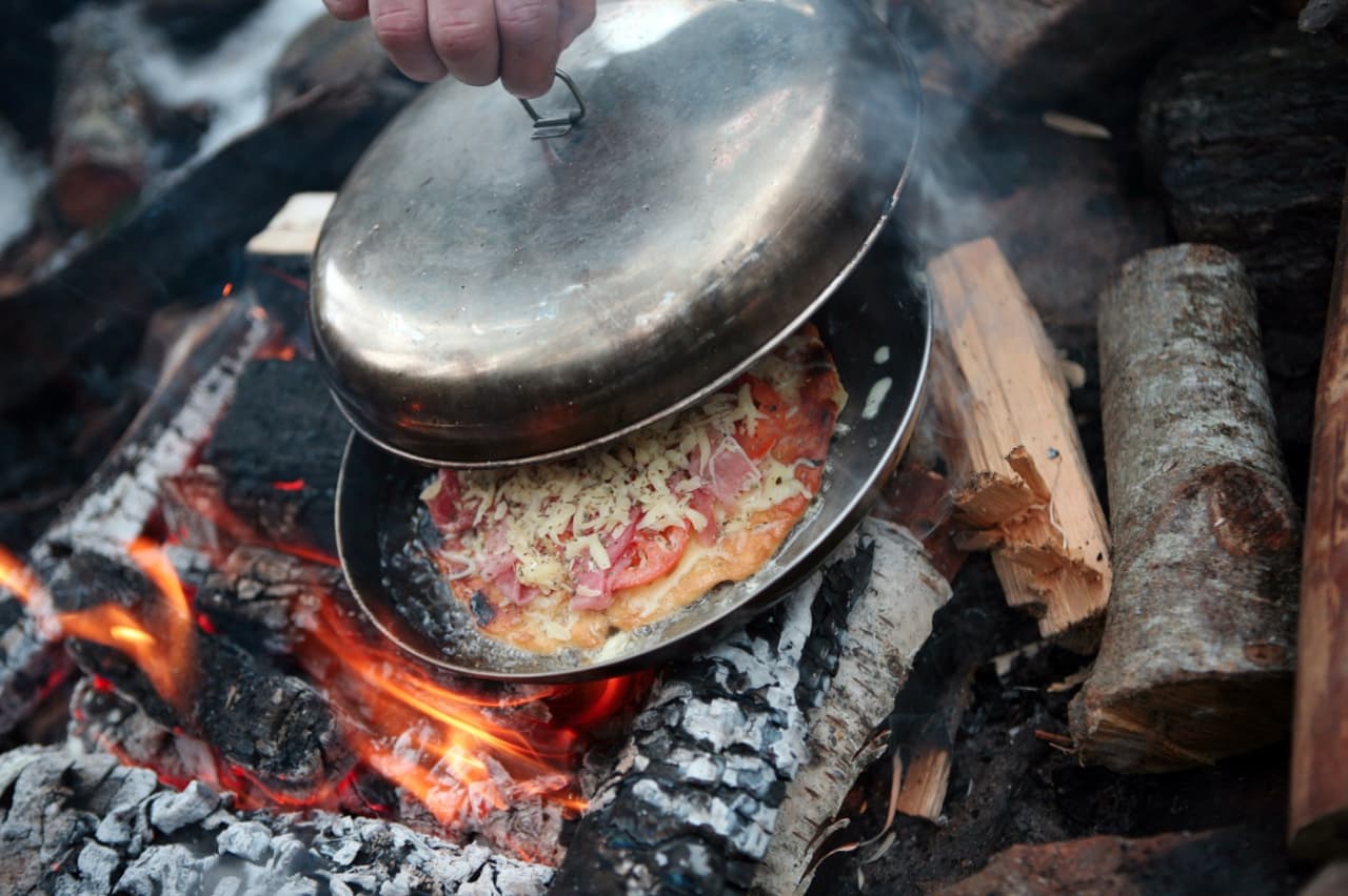 PIZZAOVN: Sett et lokk over stekepannen etter at du har lagt på fyllet. Pizzaen er ferdig når osten har smeltet. Foto: Ellen Lande Gossner