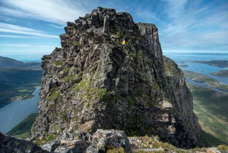 TINDERANGLING I HAVGAPET: Smalt og bratt i havgapet. Foto: Matti Bernitz Pedersen