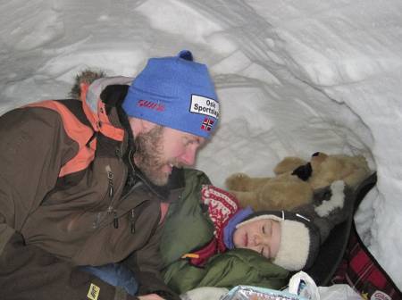 SOV GODT: Pappa Ole Kristtian sammen med Aurora, som sovner tvert i "barnerommet".
