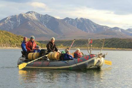 I fjor dro familien på langtur til Alaska, dit elvene, fiskene og alt er større. Turen er viet to episoder i serien.