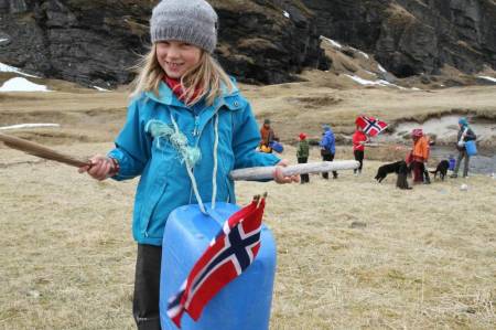 Runa (9) fra 17. mai-feiringen på Sørøya, langt ute i havgapet. Foto: Lars Krempig