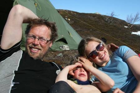 – Det gir en ny dimensjon å ta det videre til neste generasjon og å se barna bli glad i det samme som deg, sier firebarnsfar Lars Krempig, som har laget serien. Her sammen med Guro og Narve.