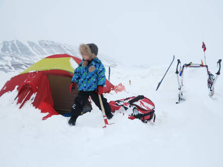 SNØMÅKING: Det er moro å hjelpe til med slike mengder snø.