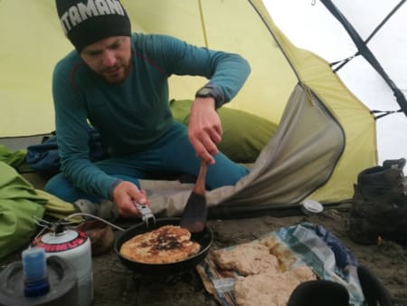 Mat: Normalt skal man spise og holde maten 100-150 meter unna telt, men etter hvert som tiden gikk gadd vi ikke bryet og ville bjørnen komme fikk den bare komme. Foto: Peter Gupta