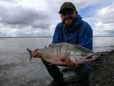 Stor fisk: Å fange laks i kilosklassen med bare hender er en helt rå opplevelse. Foto: Peter Gupta
