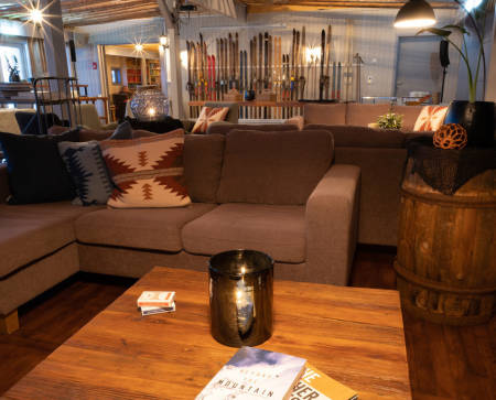 SKILODGE: På Lofoten Ski Lodge i Kabelvåg finner du en hjemmekoselig atmosfære, og mange hyggelige toppturinteresserte. Foto: Lofoten Ski Lodge