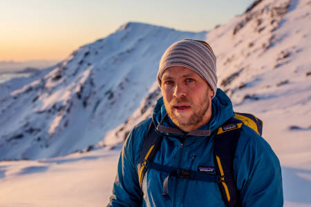 KURSEN MÅ STYRES: Sjur Hauge jobber som fjellfører i Northern Alpine Guides. – I Lofoten er man vant til turister og grupper, og forstår at turisme er med på å drive lokalsamfunnet. Men når folk kommer og bare tar og ikke gir, så føles det tungt og unødvendig, sier han. Foto: Espen Mortensen