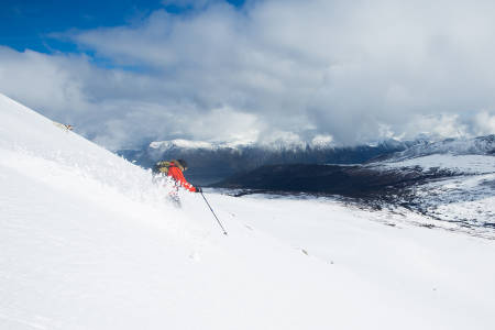 POPULÆR TID: Våren er en populær tid. Her får du 7 gode tips til hvordan du finner den gode snøen. Foto: Tore Meirik