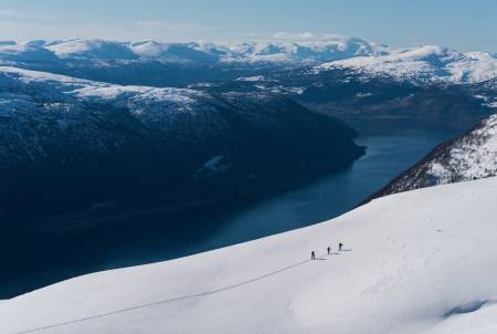 TOPPTUR I STRYN: Med gondolen Loen Skylift kommer du deg lynraskt opp til vårsnøen, som gradvis forsvinner i lavlandet. Foto: Bård Basberg