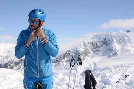 PÅ TOPP: Kronprins Haakon gjør seg klar til å kjøre ned fra Lauvnostind (1950 moh.) Foto: Erlend Sande