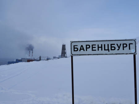 Skiltet inn til Barentsburg. Foto: Lisa Kvålshaugen Bjærum
