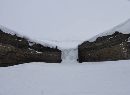 På vei hjem drar vi i en spesiell liten kløft med mye sedimentære bergarter. Foto: Lisa Kvålshaugen Bjærum