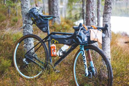 KOM I GANG MED BIKEPACKING: Kjøret går! Med sykkelveskene stroppet på sykkelen, forringes ikke selve syklingen og eventyret ligger foran deg. Foto: Kristoffer H. Kippernes
