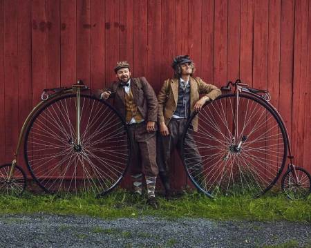 VELTEPETTER OG ALEKS: Er dette sommerens vakreste sykkeleventyr? Aleksander Gamme og Petter Nyquist sykler Trondheim-Oslo på velosiped. Foto: Aleksander Gamme @aleksandergamme