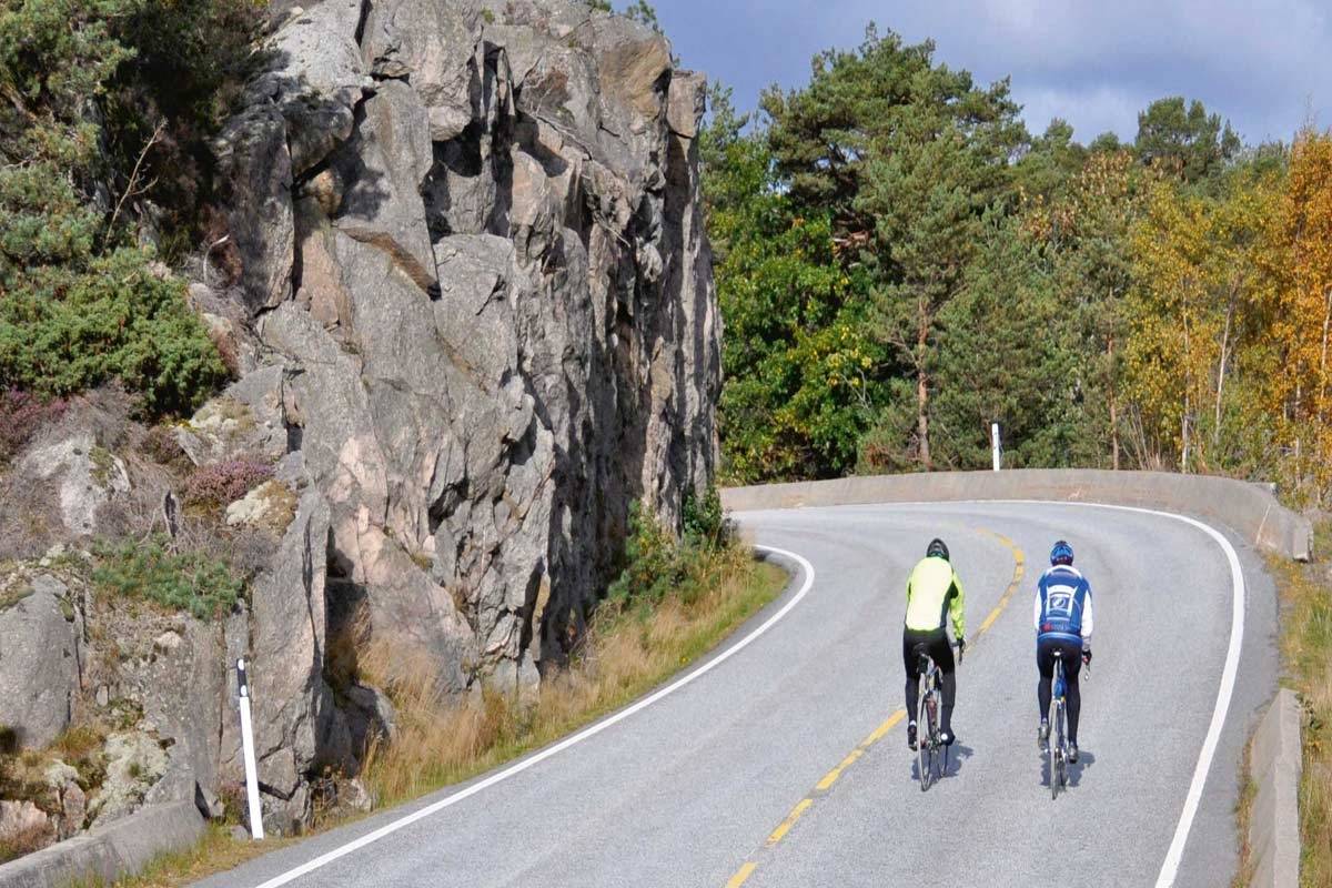 Veien fra Vågsbygd via Langenes og til Søgne er som skapt for landeveissykling helt ute i havgapet. Foto: Torolf Kroglund