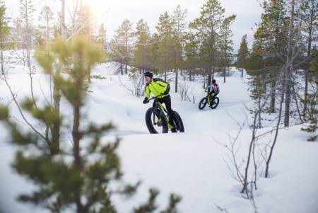 VINTERSYKLING: Jo lenger det går etter siste snøfall, jo flere og bedre blir stiene.Foto: Sjur Melsås