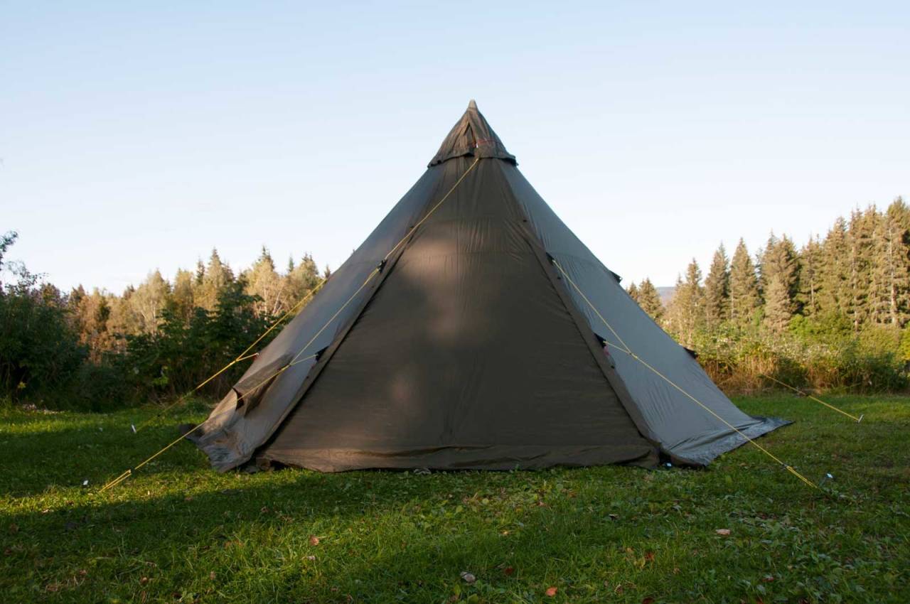 LETTVEKTSLAVVO: Helsport Pasvik er lett å sette opp og lett å bære med seg. Pluggene er litt lette å skjære seg på, så det kan være smart å bruke hansker.