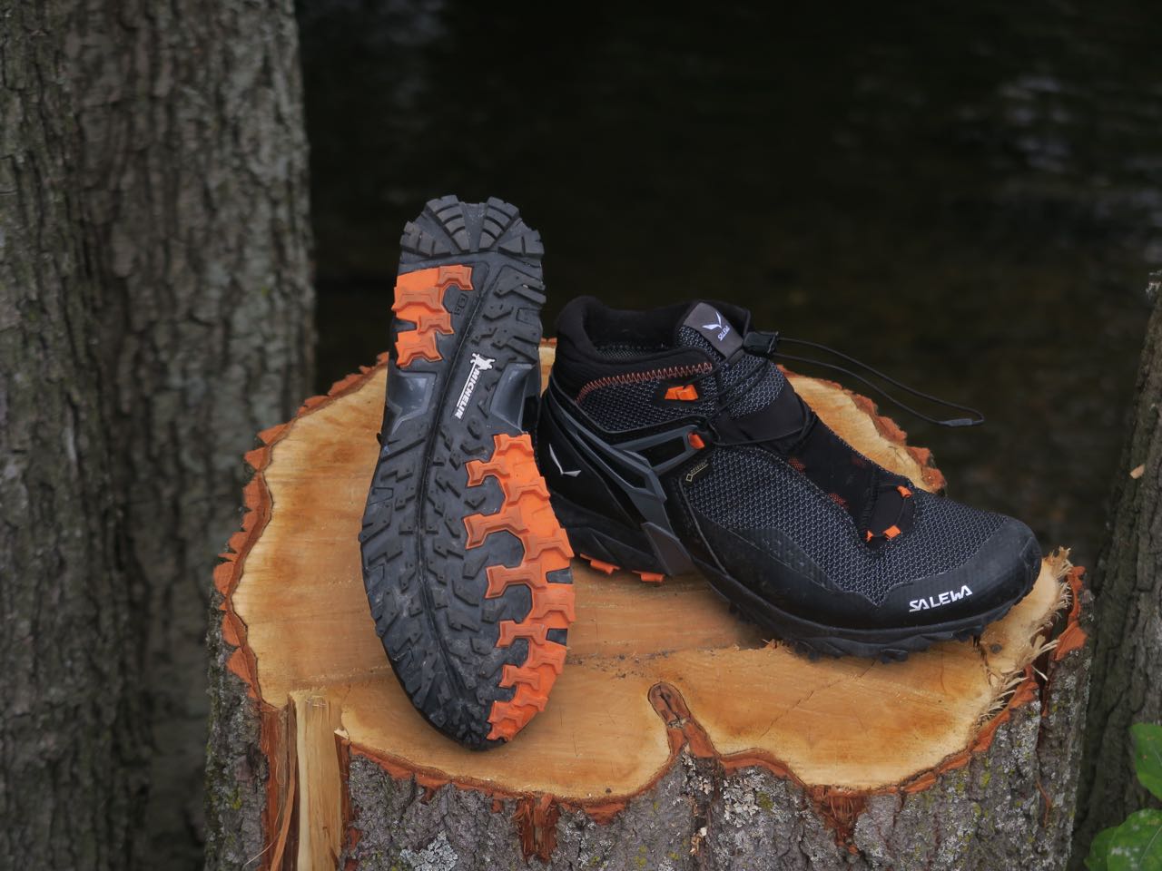 KRAFTIG, MEN LETT: Salewa MS Ultra Mid Flex er stivere og grovere enn joggeskoene i denne testen.