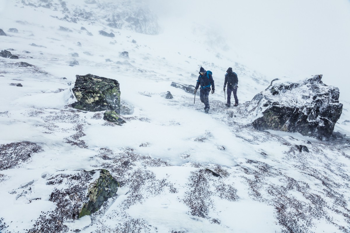 Bragesettet fra Klättermusen kommer helt til sin rett i rufsete snøvær! Foto: OutdoorSwe Martin Olsson