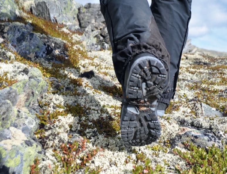TILPASSET DEG: Det er blant annet terrenget du skal gå mest i som bør avgjøre hva slags fjellsko du velger.