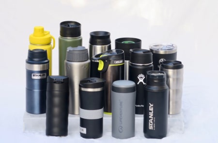 VERDENS STØRSTE TERMOKOPPTEST? 17 kopper fra 49 kroner til 499 kroner er med i testen. Koppene fra Biltema og Thermos var fraværende da bildet ble tatt. Foto: Øyvind Aas/Fri Flyt AS