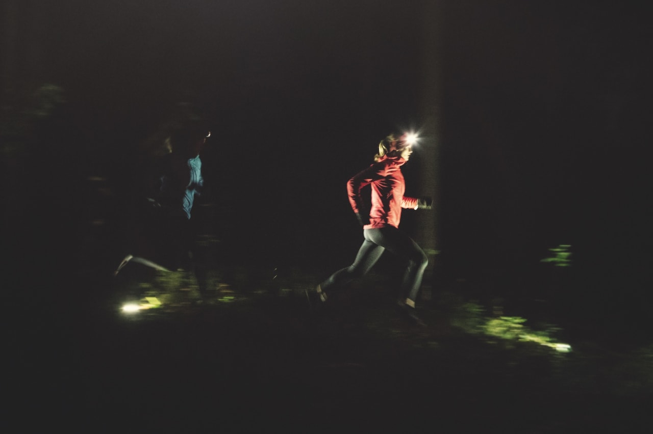 INN I SKOGEN: Velg en hodelykt med god batteritid, så kan du komme langt på fine løpestier selv etter mørkets frembrudd. Foto: Kristoffer H. Kippernes.