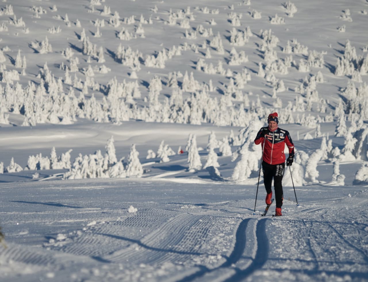FOKUS: Om du vil delta i konkurranser eller bare nyte lange dager ute i fjellet, lønner det seg å ha et par gode skisko. Foto: Tore Martin Gundersen