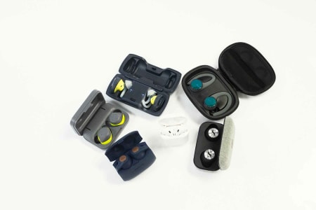 TEST AV AIRPODS: Øreplugger med blåtannkobling til telefonen din kommer nå helt uten ledning mellom proppene og med lang batteritid og hendige ladeetui. Alle foto: Kristoffer H. Kippernes