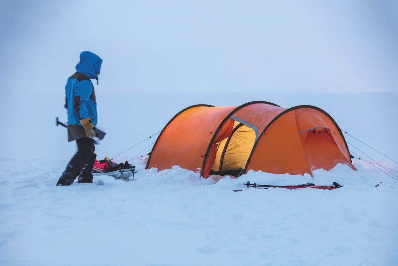 VÆR NØYE: Telting om vinteren kan være like givende som om sommeren. Strammer du opp teltet ordentlig og bruker alle festepunkter og barduner, skal det mye til for at dette teltet fra Fjällreven blåser over ende. Foto: Håkon Wike