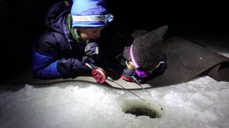 ER DET NOEN DER? Hvor blir det av fisken, lurer vi, og klarer ikke å vente til neste morgen med å teste pilkelykken.
