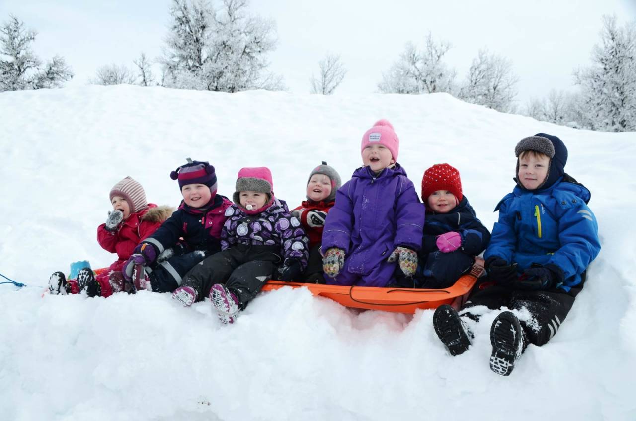 INGEN SURE MINER: Snø, ski, basing og akemuligheter legger ingen demper på humøret til denne gjengen. Foto: Sandra Lappegard