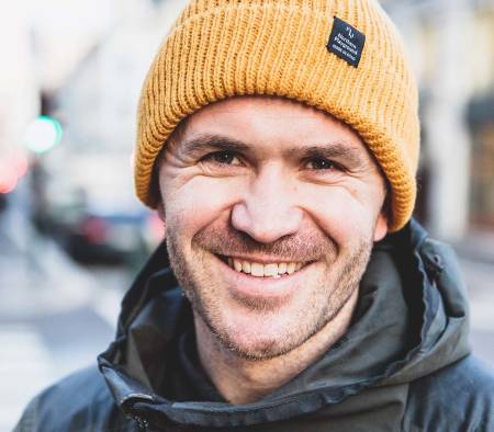 TURTØY: Jo Egil Tobiassen kommer tl å fortsette med å lage klær som gjør turlivet bedre. – Og å tørre å tenke annerledes. Foto: Line Hårklau