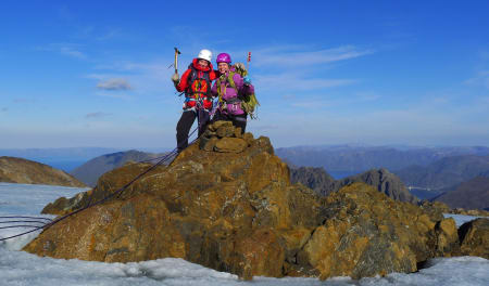 Mari Meslo og Siri Stensgård fra Øytun folkehøgskole på «Bergtattberget» 10. september 2013 (34 W 540230 7786385). Det ble gps-målt til 1180 moh., tre meter høyere enn Bergeberget. ALle foto: Bjørnulf Håkenrud