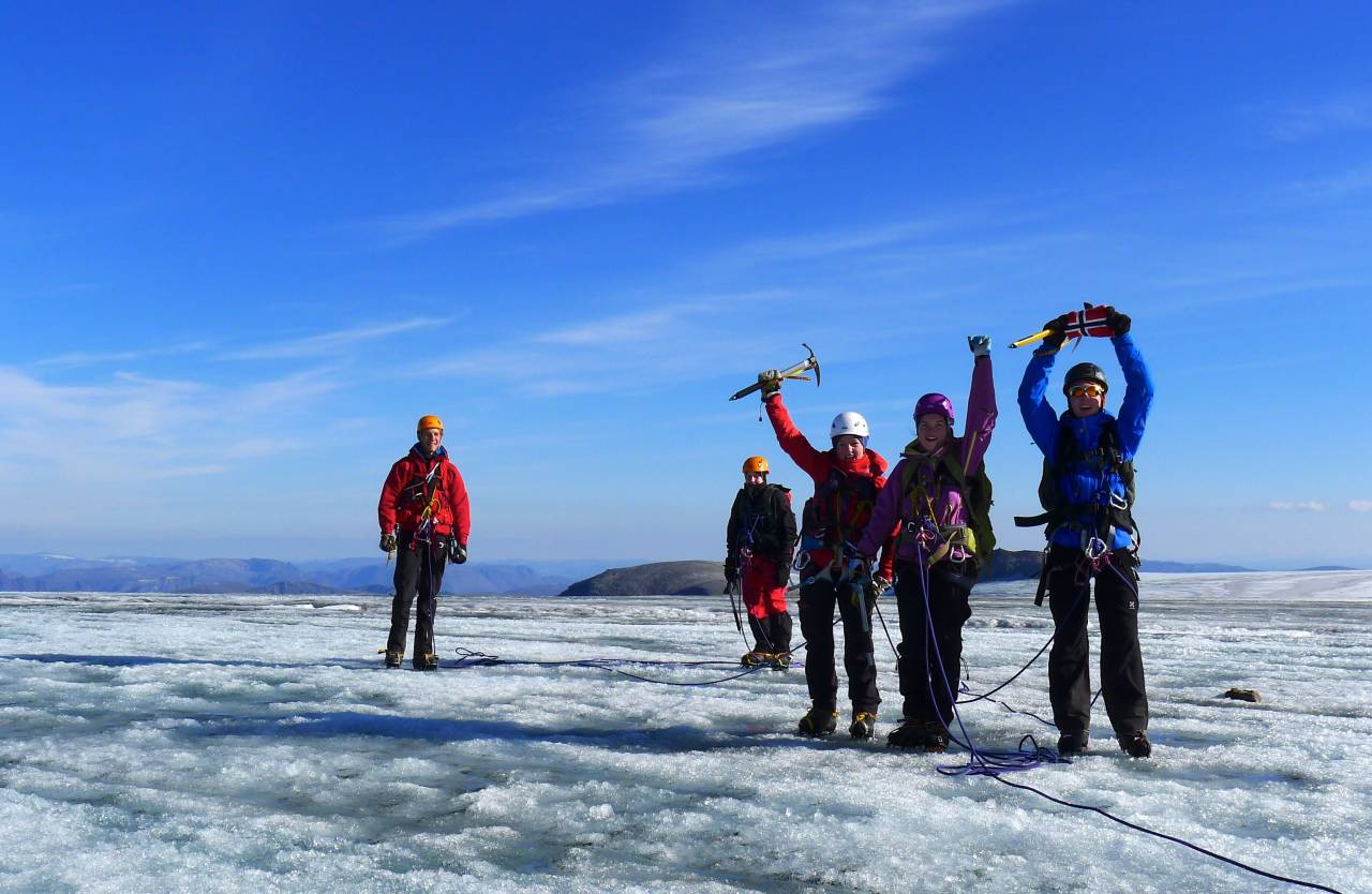 Sommerens varme har smeltet bort all snø på toppen av Øksfjordjøkelen. Loppatind på 1175 moh. sees mellom personene til høyre og var tidligere Finnmarks høyeste faste fjell. Bjørnulf Håkenrud