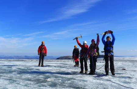 Sommerens varme har smeltet bort all snø på toppen av Øksfjordjøkelen. Loppatind på 1175 moh. sees mellom personene til høyre og var tidligere Finnmarks høyeste faste fjell. Bjørnulf Håkenrud
