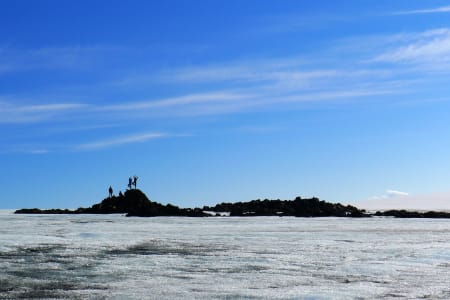 Isen smelter rundt Bergeberget 1177 moh. Det var bare en liten knaus da Oddvar Berge, Anne Britt Gjedrem, Marianne Frisk, Rakel Falsen og Merete Erga førstebesteg det 29. juli 2007. Foto: Bjørnulf Håkenrud