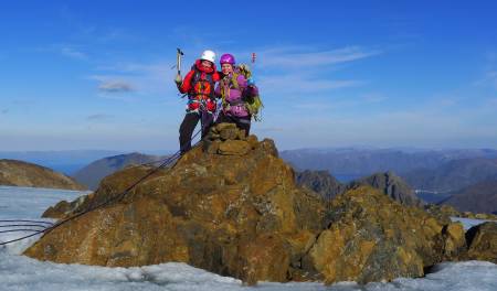 Mari Meslo og Siri Stensgård fra Øytun folkehøgskole på «Bergtattberget» 10. september 2013. Det ble gps-målt til 1180 moh. som er tre meter høyere enn Bergeberget. Foto: Bjørnulf Håkenrud