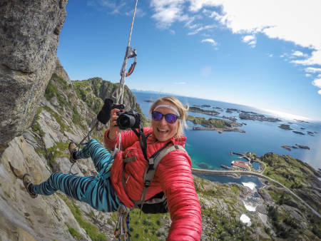 PROGRAMLEDEREN: Kristin Folsland Olsen er ikke redd for å henge litt ekstra i selen for å få tatt bildet hun er ute etter.