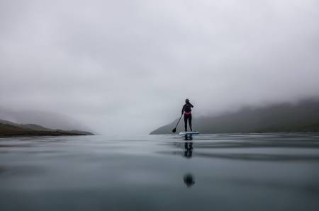 EN EGEN RO: Tåka la ingen demper for opplevelsen på Gjendevatnet. Foto: Cathrine Holst.
