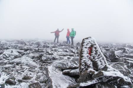 OPPTUR: Lørdag morgen lå et tynt lag snø over Besseggen. Foto: Cathrine Holst