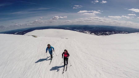 SPIKERFESTE: Når du har kommet deg opp kneika med spikerfeste på fjellskia, vil du igjen ha gode fordeler til flater og nedoverbakker hvis du har valgt å bruke skifeller fremfor smøring. Du river fellene av i løpet av null komma niks, og vips så glir skiene som en drøm. Bilde: Christian Nerdrum