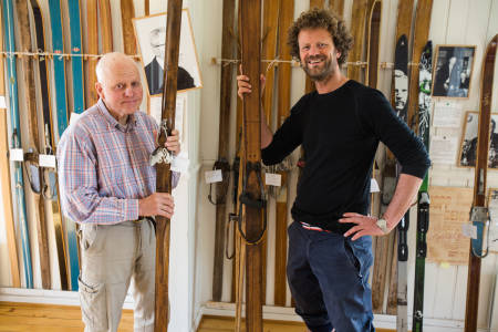 SKIPRAT: Lokalhistoriker Halvor Gundersen og fjellskiekspert Pål-Trygve Gamme får litt å snakke om når de møtes på skimuseet i gamle Hagen skole. Foto: Christian Nerdrum